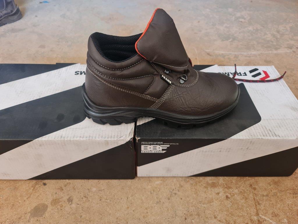 070 Frams safety shoes x2 pairs.